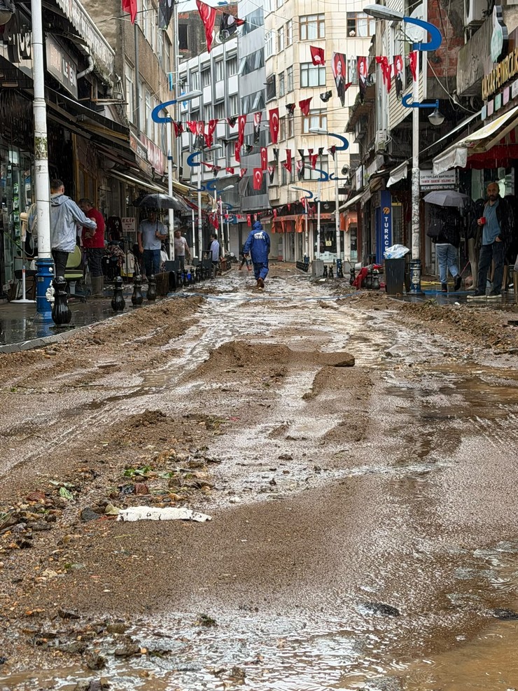 rizede-pazar-ilcesinde-sel-sulari-cekiliyor-is-yerlerinde-temizlik-calismalari-basladi-5.jpg