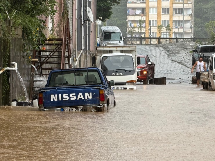 rizede-pazar-ilcesinde-sel-sulari-cekiliyor-is-yerlerinde-temizlik-calismalari-basladi-8.jpg