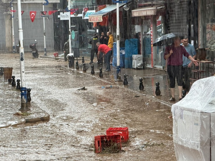 rizede-pazar-ilcesinde-sel-sulari-cekiliyor-is-yerlerinde-temizlik-calismalari-basladi-9.jpg
