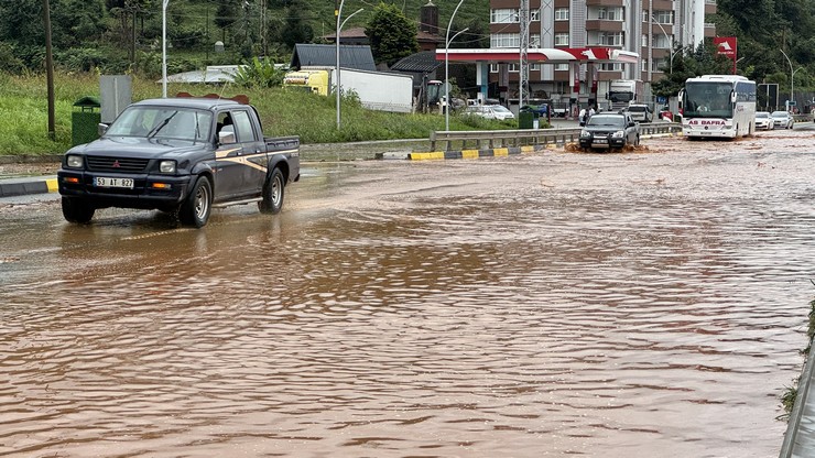 rizede-saganak-nedeniyle-su-baskinlari-ve-heyelanlar-meydana-geldi-karadeniz-sahil-yolunun-iyidere-ile-of-ilceleri-arasindaki-bolgede-yagisin-ardindan-su-baskinlari-olustu-bazi-nok-23.jpg