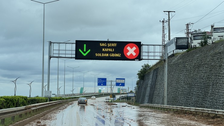 rizede-saganak-nedeniyle-su-baskinlari-ve-heyelanlar-meydana-geldi-karadeniz-sahil-yolunun-iyidere-ile-of-ilceleri-arasindaki-bolgede-yagisin-ardindan-su-baskinlari-olustu-bazi-nok-25.jpg