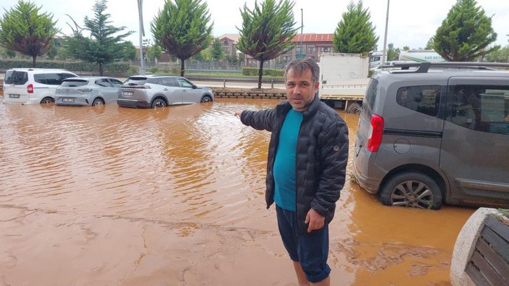 rizenin-iyidere-ilcesinde-dun-gece-etkili-olan-yagislar-sonrasinda-tasan-derelerin-getirdigi-sel-sulari-ilce-merkezini-gole-donustururken-cok-sayida-arac-sular-altinda-kaldi-1.jpg