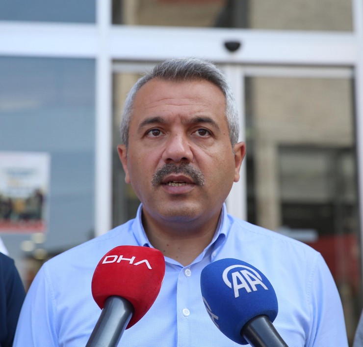 rize-valisi-ihsan-selim-baydas-saganagin-ardindan-taskin-ve-heyelan-meydana-gelen-pazar-ilcesindeki-temizlik-ve-hasar-tespit-calismalarini-inceledi-1.jpg