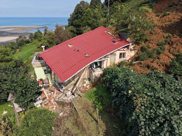 rize-valisi-ihsan-selim-baydas-saganagin-ardindan-taskin-ve-heyelan-meydana-gelen-pazar-ilcesindeki-temizlik-ve-hasar-tespit-calismalarini-inceledi-11.jpg
