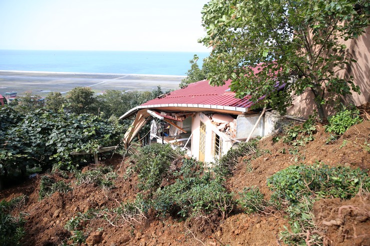 rize-valisi-ihsan-selim-baydas-saganagin-ardindan-taskin-ve-heyelan-meydana-gelen-pazar-ilcesindeki-temizlik-ve-hasar-tespit-calismalarini-inceledi-2.jpg