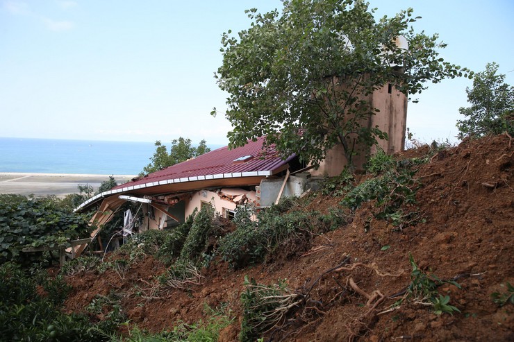 rize-valisi-ihsan-selim-baydas-saganagin-ardindan-taskin-ve-heyelan-meydana-gelen-pazar-ilcesindeki-temizlik-ve-hasar-tespit-calismalarini-inceledi-6.jpg