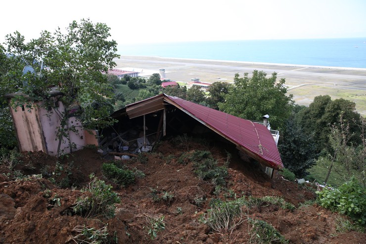 rize-valisi-ihsan-selim-baydas-saganagin-ardindan-taskin-ve-heyelan-meydana-gelen-pazar-ilcesindeki-temizlik-ve-hasar-tespit-calismalarini-inceledi-7.jpg