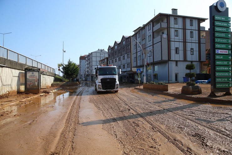 rizenin-iyidere-ilcesinde-su-baskinlarina-ve-heyelanlara-neden-olan-saganagin-ardindan-temizlik-ve-hasar-tespit-calismalari-devam-ediyor-1.jpg