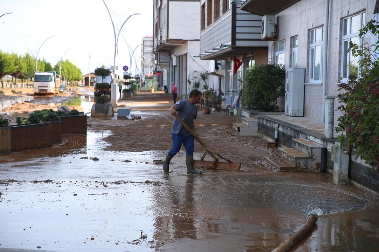 rizenin-iyidere-ilcesinde-su-baskinlarina-ve-heyelanlara-neden-olan-saganagin-ardindan-temizlik-ve-hasar-tespit-calismalari-devam-ediyor-6.jpg
