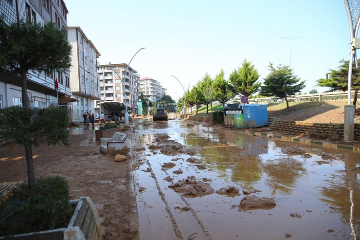 rizenin-iyidere-ilcesinde-su-baskinlarina-ve-heyelanlara-neden-olan-saganagin-ardindan-temizlik-ve-hasar-tespit-calismalari-devam-ediyor-7.jpg