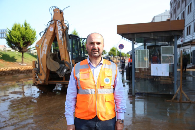rizenin-iyidere-ilcesinde-su-baskinlarina-ve-heyelanlara-neden-olan-saganagin-ardindan-temizlik-ve-hasar-tespit-calismalari-devam-ediyor-iyidere-belediye-baskani-saffet-mete-calismalari-yerind.jpg