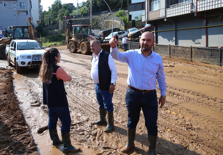 rizenin-iyidere-ilcesinde-su-baskinlarina-ve-heyelanlara-neden-olan-saganagin-ardindan-temizlik-ve-hasar-tespit-calismalari-devam-ediyor-iyidere-belediye-baskani-saffet-mete-calismalari-yerinde-1.jpg