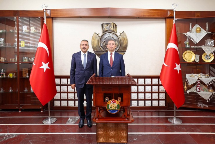 enerji-ve-tabii-kaynaklar-bakan-yardimcisi-abdullah-tancan-bir-dizi-temas-ve-incelemelerde-bulunmak-uzere-geldigi-rizede-valiligi-ziyaret-ederek-vali-ihsan-selim-baydas-ile-bir-araya-geldi-4.jpg
