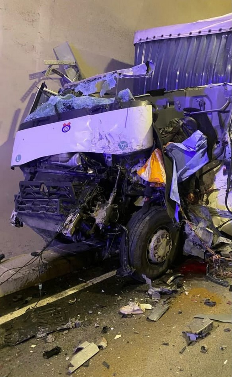 artvinin-yusufeli-ilcesinde-tunel-icinde-iki-tir-ile-bir-kamyonetin-karistigi-trafik-kazasinda-1-kisi-hayatini-kaybetti-2-kisi-yaralandi-1.jpg