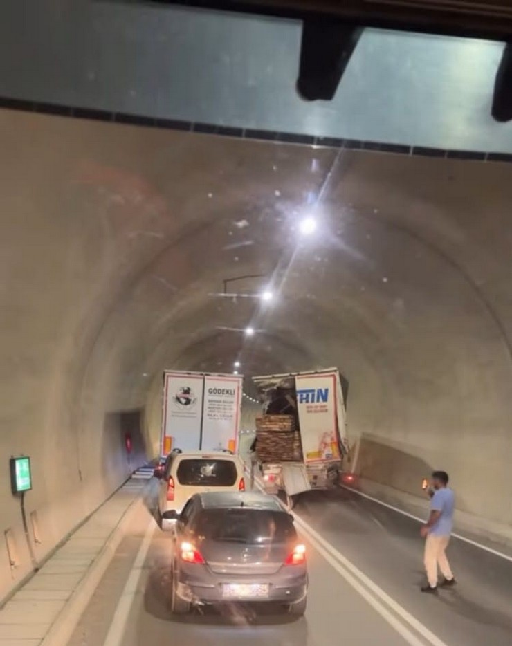 artvinin-yusufeli-ilcesinde-tunel-icinde-iki-tir-ile-bir-kamyonetin-karistigi-trafik-kazasinda-1-kisi-hayatini-kaybetti-2-kisi-yaralandi-2.jpg