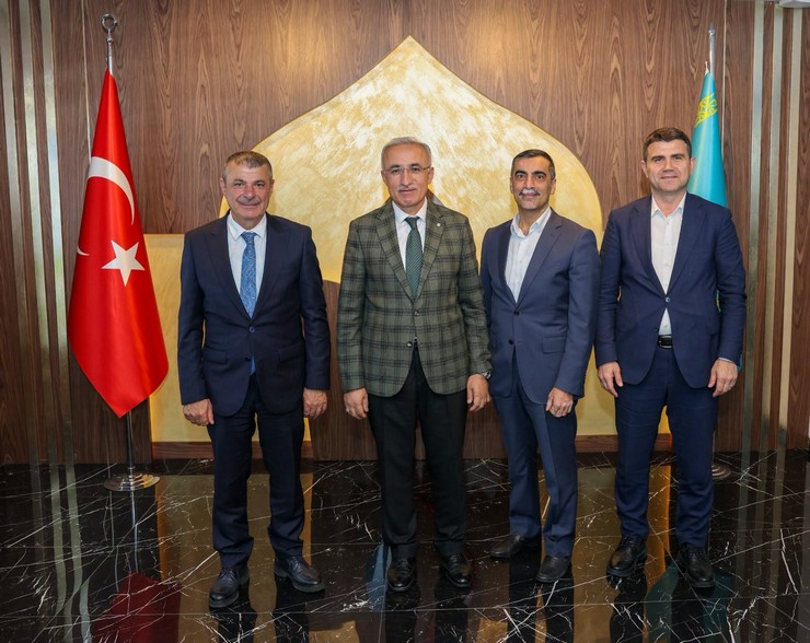 ahmet-yesevi-universitesi-mutevelli-heyet-baskani-prof-dr-huseyin-karaman-burokratlar-akademisyenler-yargi-ve-is-dunyasinin-onde-gelen-isimlerinden-olusan-rize-heyetlerini-makamind-1.jpg