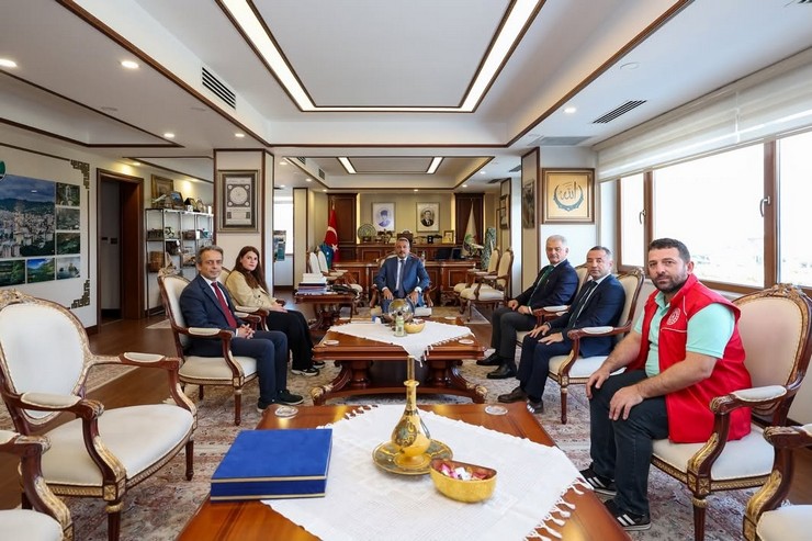 kirsehirden-rizeye-anlamli-hediye-ahilik-sancagi-vali-baydasa-takdim-edildi-1.jpg