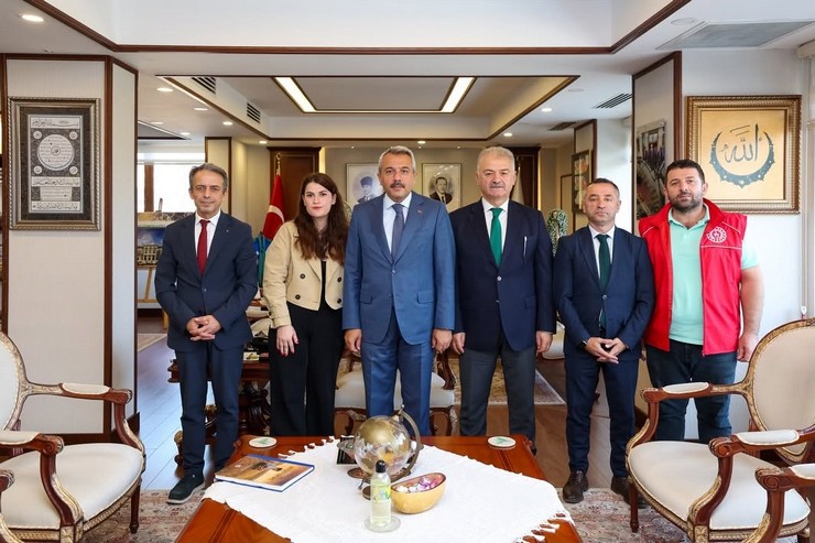 kirsehirden-rizeye-anlamli-hediye-ahilik-sancagi-vali-baydasa-takdim-edildi-2.jpg