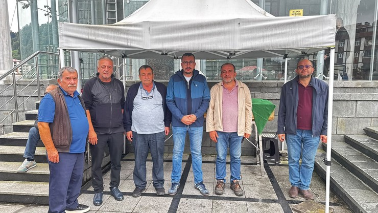 turkiye-spor-yazarlari-dernegi-tsyd-rize-il-temsilcisi-gazeteci-ve-yazar-selim-serdar-denizalpin-teyzesi-mumine-sayin-demirci-rizenin-guneysu-ilcesinde-duzenlenen-cenaze-torenini.jpg