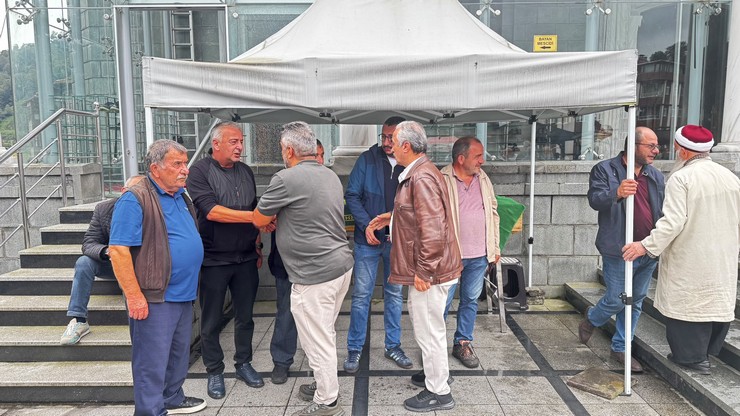 turkiye-spor-yazarlari-dernegi-tsyd-rize-il-temsilcisi-gazeteci-ve-yazar-selim-serdar-denizalpin-teyzesi-mumine-sayin-demirci-rizenin-guneysu-ilcesinde-duzenlenen-cenaze-toreninin-1.jpg