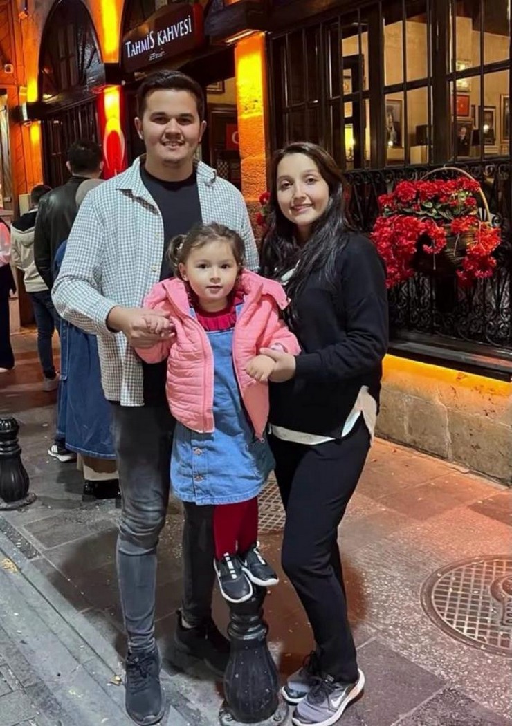 muglanin-fethiye-ilcesinde-iddiaya-gore-ozel-bir-klinikte-oldugu-dis-tedavisinin-ardindan-fenalasan-5-yasindaki-hatice-serra-kil-hayatini-kaybederken-kucuk-kiz-goz-yaslari-icinde-son-yolculuguna-1.jpg