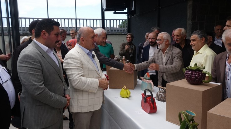 rizenin-cayeli-ilcesinde-belediye-tarafindan-yapimi-tamamlanan-ahmet-mesut-yilmaz-sosyal-tesis-acilisinda-duzenlenen-bu-caydanliklar-cildirmis-olmali-sergisi-buyuk-ilgi-gordu-6-002.jpg