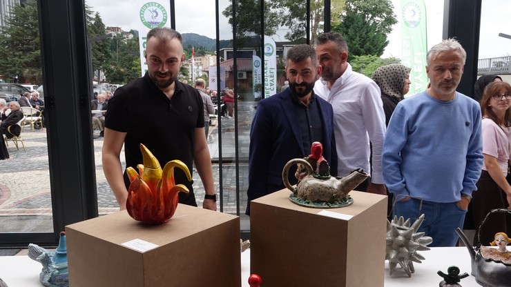 rizenin-cayeli-ilcesinde-belediye-tarafindan-yapimi-tamamlanan-ahmet-mesut-yilmaz-sosyal-tesis-acilisinda-duzenlenen-bu-caydanliklar-cildirmis-olmali-sergisi-buyuk-ilgi-gordu-7-002.jpg