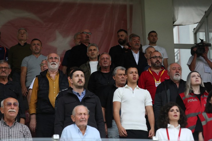 pazarspor-tff-3-lig-4-haftasinda-kendi-sahasinda-karabuk-idmanyurduspora-1-0-yenilerek-sezonun-ilk-yenilgisini-aldi-ve-liderligi-kaybetti-1.jpg
