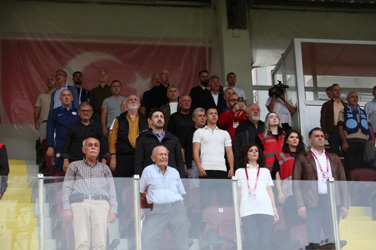 pazarspor-tff-3-lig-4-haftasinda-kendi-sahasinda-karabuk-idmanyurduspora-1-0-yenilerek-sezonun-ilk-yenilgisini-aldi-ve-liderligi-kaybetti-2.jpg