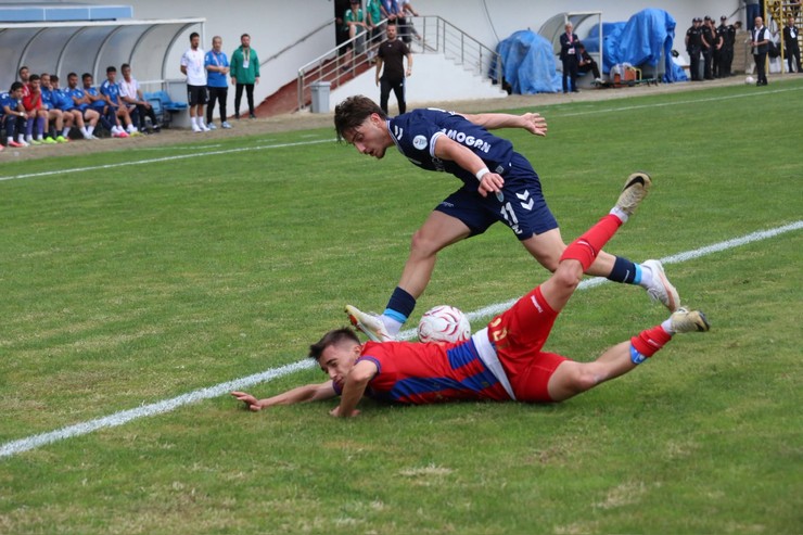pazarspor-tff-3-lig-4-haftasinda-kendi-sahasinda-karabuk-idmanyurduspora-1-0-yenilerek-sezonun-ilk-yenilgisini-aldi-ve-liderligi-kaybetti-3.jpg