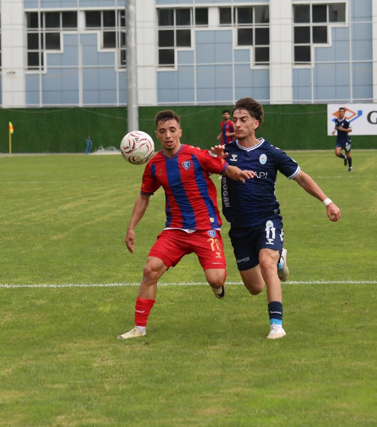 pazarspor-tff-3-lig-4-haftasinda-kendi-sahasinda-karabuk-idmanyurduspora-1-0-yenilerek-sezonun-ilk-yenilgisini-aldi-ve-liderligi-kaybetti-4.jpg