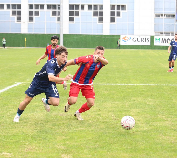 pazarspor-tff-3-lig-4-haftasinda-kendi-sahasinda-karabuk-idmanyurduspora-1-0-yenilerek-sezonun-ilk-yenilgisini-aldi-ve-liderligi-kaybetti-7.jpg