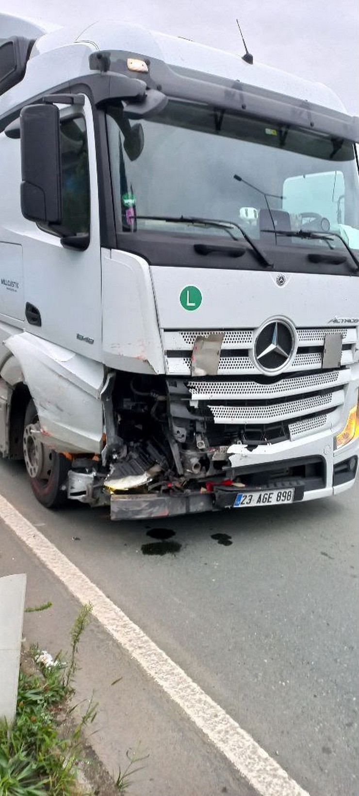 rize-cayelide-duman-yukselince-yola-cekilmek-istenen-otomobile-tir-carpti-surucunun-saniyeler-once-indirdigi-esi-ve-5-yasindaki-kizi-kurtulurken-surucu-sahin-toprak-ile-akrabasi-coskun-kesimal-3.jpg