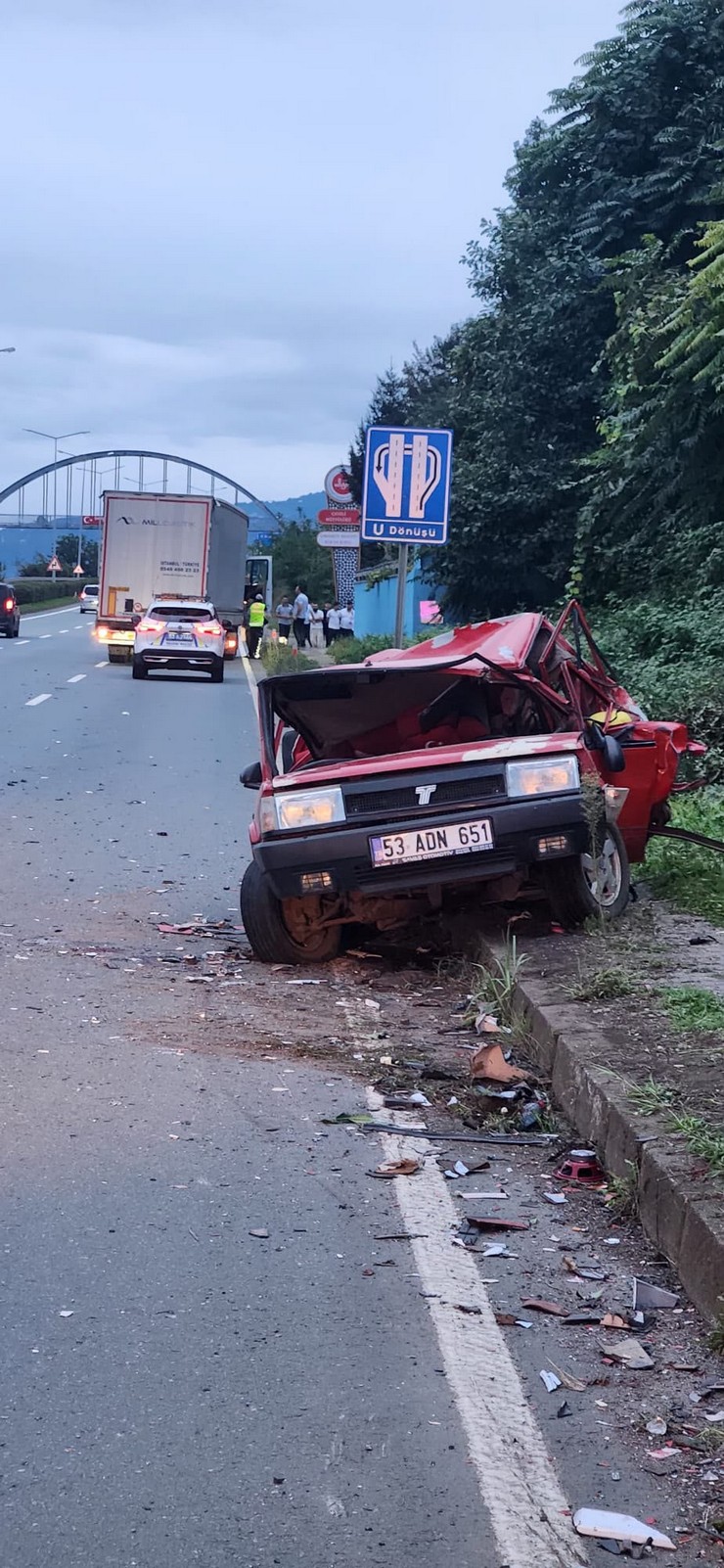 rize-cayelide-duman-yukselince-yola-cekilmek-istenen-otomobile-tir-carpti-surucunun-saniyeler-once-indirdigi-esi-ve-5-yasindaki-kizi-kurtulurken-surucu-sahin-toprak-ile-akrabasi-coskun-kesimal-y-1.jpg