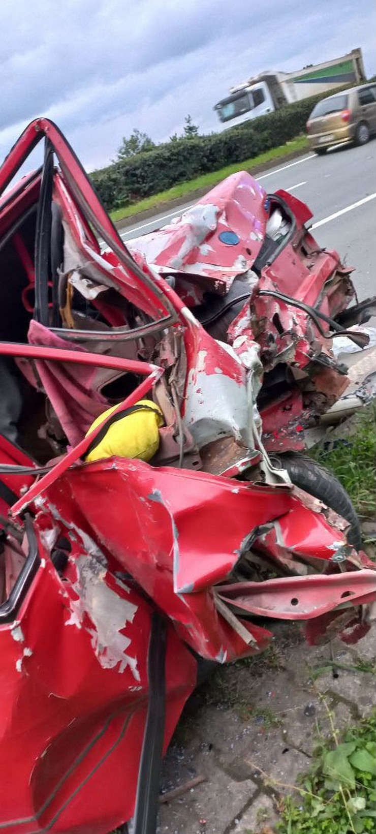 rize-cayelide-duman-yukselince-yola-cekilmek-istenen-otomobile-tir-carpti-surucunun-saniyeler-once-indirdigi-esi-ve-5-yasindaki-kizi-kurtulurken-surucu-sahin-toprak-ile-akrabasi-coskun-kesimal.jpg
