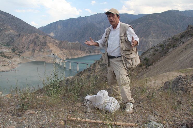 bursada-yasayan-artvinli-doga-tutkunu-gezgin-ve-fotograf-sanatcisi-huseyin-oral-16-yildir-biriktirdigi-binlerce-meyve-ve-agac-tohumunu-1281-kilometre-uzakliktaki-memleketi-artvine-tasiyarak-to-4.jpg