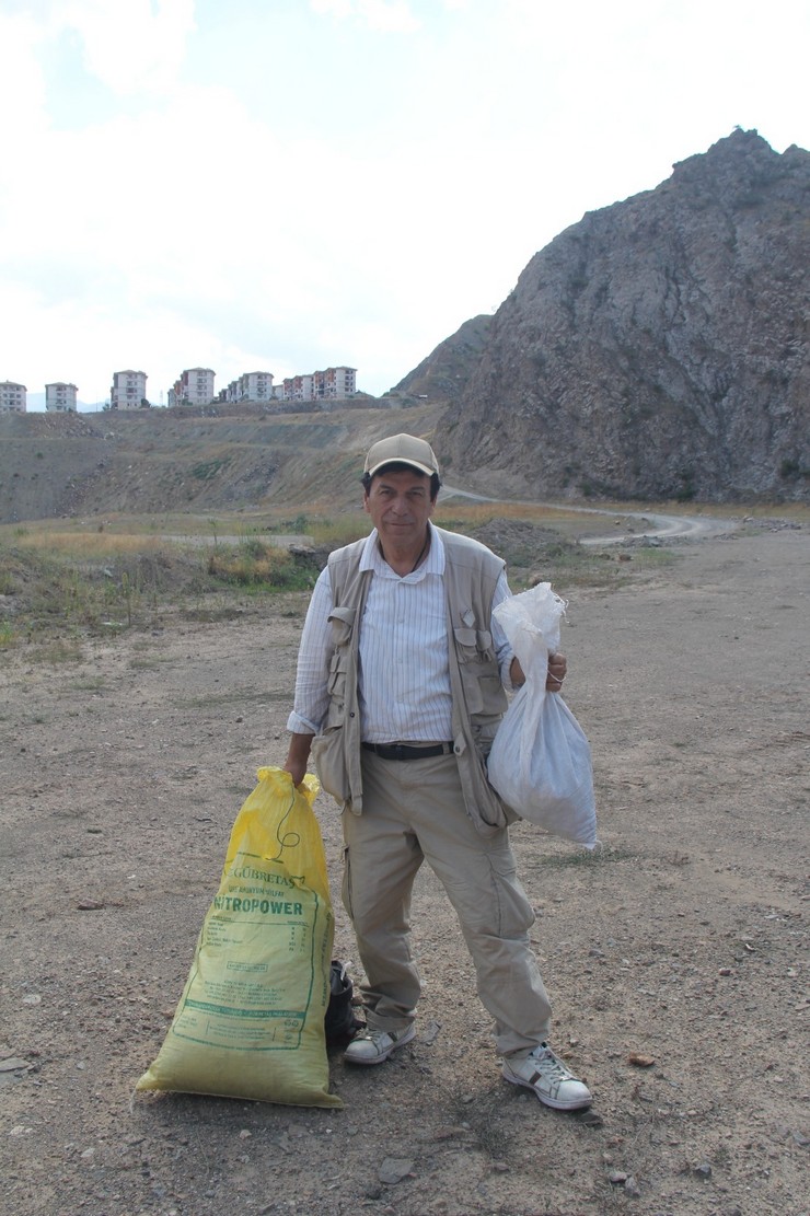 bursada-yasayan-artvinli-doga-tutkunu-gezgin-ve-fotograf-sanatcisi-huseyin-oral-16-yildir-biriktirdigi-binlerce-meyve-ve-agac-tohumunu-1281-kilometre-uzakliktaki-memleketi-artvine-tasiyarak-to-9.jpg