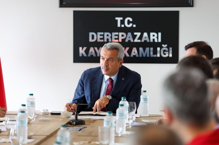 rizede-afetten-etkilenen-ilcelerde-calismalar-ve-koordinasyon-toplantilari-suruyor-1.jpg