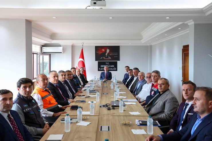 rizede-afetten-etkilenen-ilcelerde-calismalar-ve-koordinasyon-toplantilari-suruyor-2.jpg