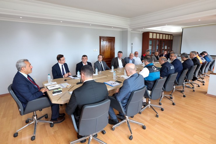 rizede-afetten-etkilenen-ilcelerde-calismalar-ve-koordinasyon-toplantilari-suruyor-3.jpg