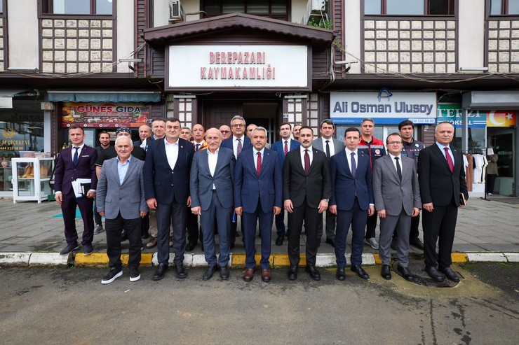 rizede-afetten-etkilenen-ilcelerde-calismalar-ve-koordinasyon-toplantilari-suruyor-4.jpg