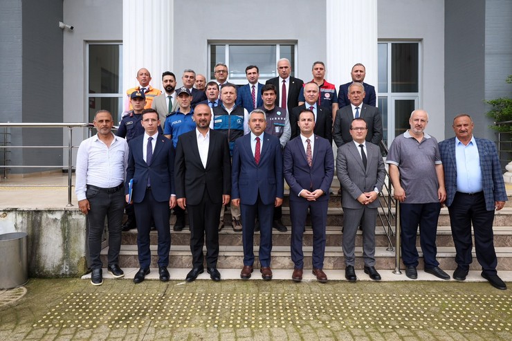 rizede-afetten-etkilenen-ilcelerde-calismalar-ve-koordinasyon-toplantilari-suruyor-5-001.jpg
