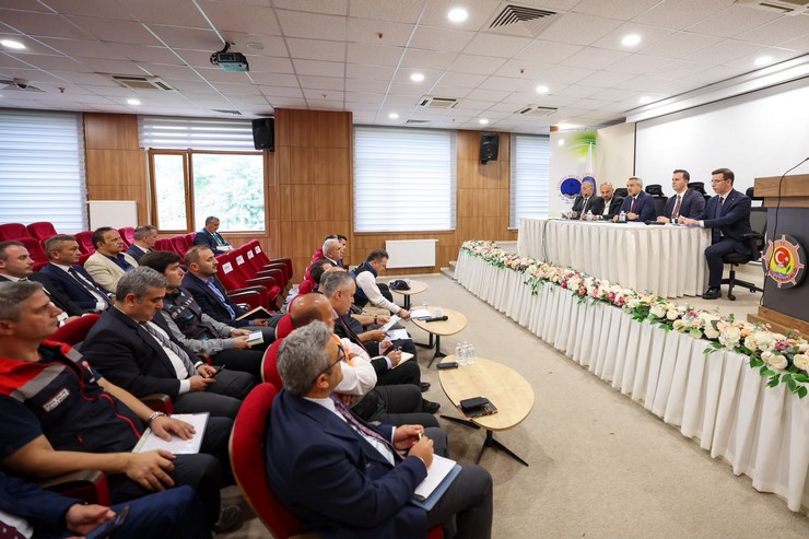 rizede-afetten-etkilenen-ilcelerde-calismalar-ve-koordinasyon-toplantilari-suruyor-6.jpg