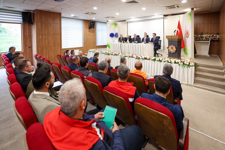 rizede-afetten-etkilenen-ilcelerde-calismalar-ve-koordinasyon-toplantilari-suruyor-7.jpg