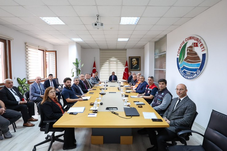 rizede-afetten-etkilenen-ilcelerde-calismalar-ve-koordinasyon-toplantilari-suruyor-9.jpg