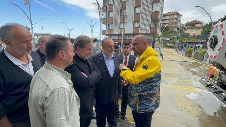 rizenin-iyidere-ve-pazar-ilcelerinde-meydana-gelen-sel-felaketinin-ardindan-yeniden-refah-partisi-heyeti-bolgedeki-esnaf-ve-vatandaslarla-bir-araya-gelerek-incelemelerde-bulundu-1.jpg