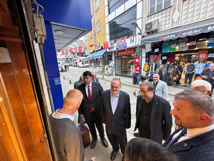 rizenin-iyidere-ve-pazar-ilcelerinde-meydana-gelen-sel-felaketinin-ardindan-yeniden-refah-partisi-heyeti-bolgedeki-esnaf-ve-vatandaslarla-bir-araya-gelerek-incelemelerde-bulundu-14.jpg