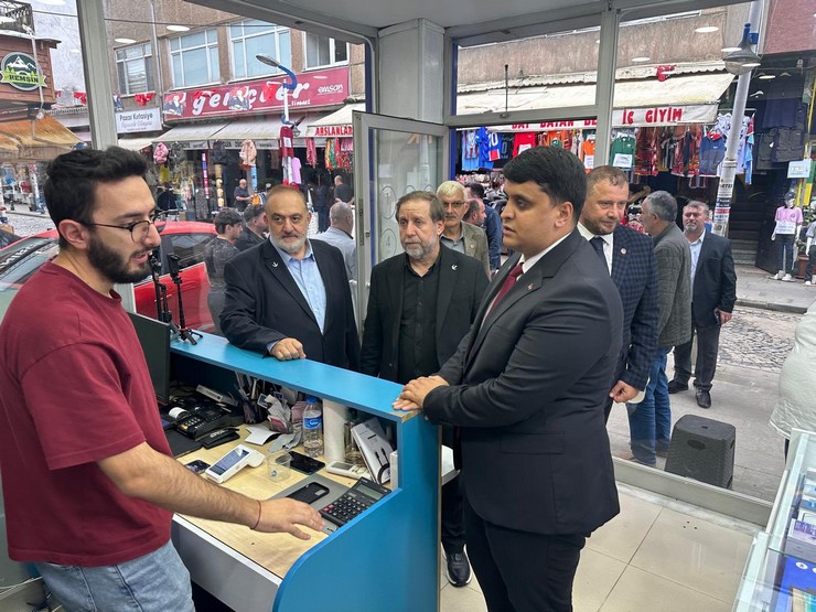 rizenin-iyidere-ve-pazar-ilcelerinde-meydana-gelen-sel-felaketinin-ardindan-yeniden-refah-partisi-heyeti-bolgedeki-esnaf-ve-vatandaslarla-bir-araya-gelerek-incelemelerde-bulundu-18.jpg