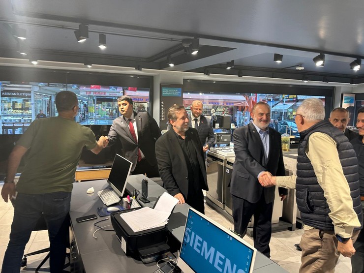 rizenin-iyidere-ve-pazar-ilcelerinde-meydana-gelen-sel-felaketinin-ardindan-yeniden-refah-partisi-heyeti-bolgedeki-esnaf-ve-vatandaslarla-bir-araya-gelerek-incelemelerde-bulundu-19.jpg