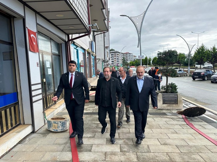 rizenin-iyidere-ve-pazar-ilcelerinde-meydana-gelen-sel-felaketinin-ardindan-yeniden-refah-partisi-heyeti-bolgedeki-esnaf-ve-vatandaslarla-bir-araya-gelerek-incelemelerde-bulundu-3.jpg